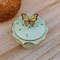 Kleine keramieken urn met vlinder 